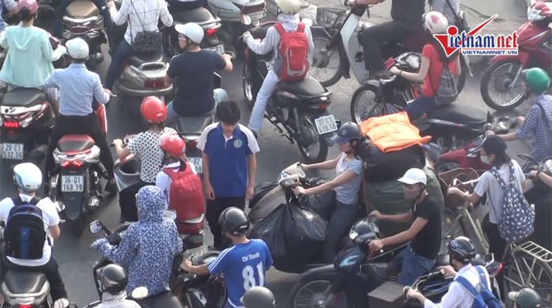 Cả làng lên Hà Nội bán kẹo lạc: Đường tắc đến thế kỷ sau