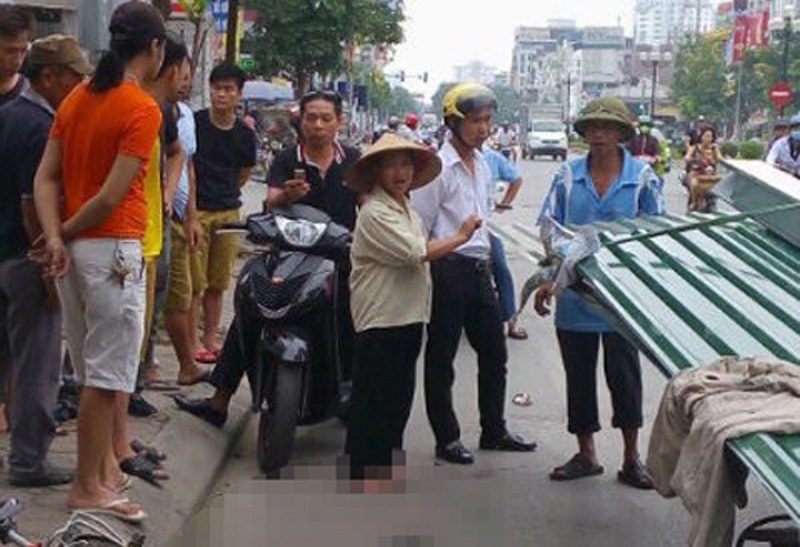 Hà Nội: Thêm 1 phụ nữ thiệt mạng bởi xe chở tôn