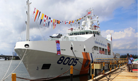 Cảnh sát biển VN tiếp nhận tàu có sân đỗ trực thăng