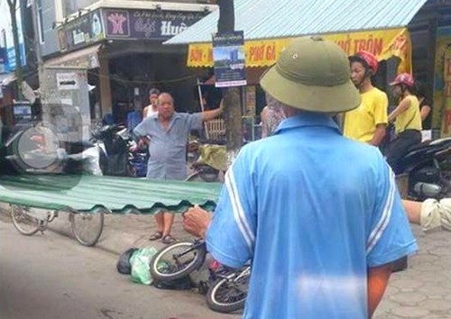 e,m bé bị tôn cứa cổ