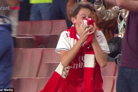 Fan sung sướng vùi mặt vào chiếc áo đầy mồ hôi của Ozil