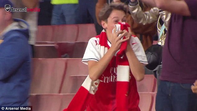 Fan sung sướng vùi mặt vào chiếc áo đầy mồ hôi của Ozil