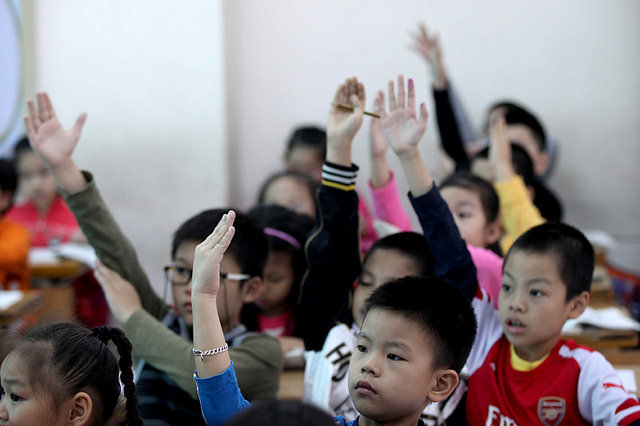 Cả nước hãy làm “cầu thủ” đi, đừng làm “trọng tài” nữa!