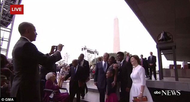 Obama làm 'phó nháy' cho Bush