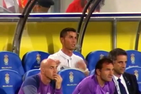 Bị Zidane thay ra, Ronaldo chửi bới ở ngoài sân