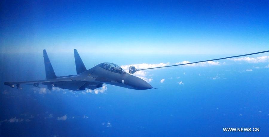 Hình ảnh chiến cơ Trung Quốc lượn qua eo biển Nhật