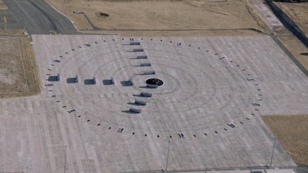 Đồng hồ khổng lồ trên sa mạc làm từ... xe tải