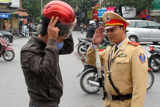 Nguy cơ đi tù vì lỡ tay tát... cảnh sát giao thông