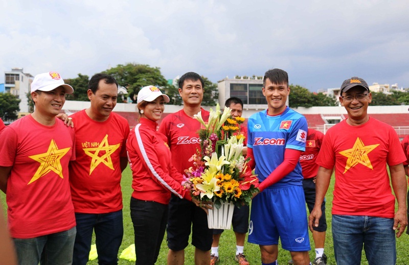 Tuyển Việt Nam sẵn sàng đội mưa vì người hâm mộ
