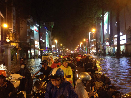 Mưa lớn cuốn trôi xe máy trên phố Sài Gòn