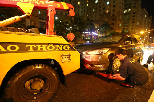 Người Sài Gòn trắng đêm sửa xe, tát nước cứu tài sản