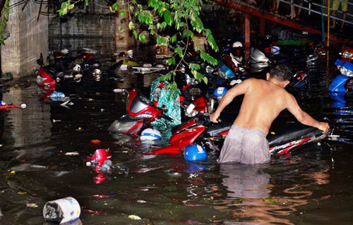 Hơn 1.000 xe máy chìm trong bãi giữ xe giữa Sài Gòn