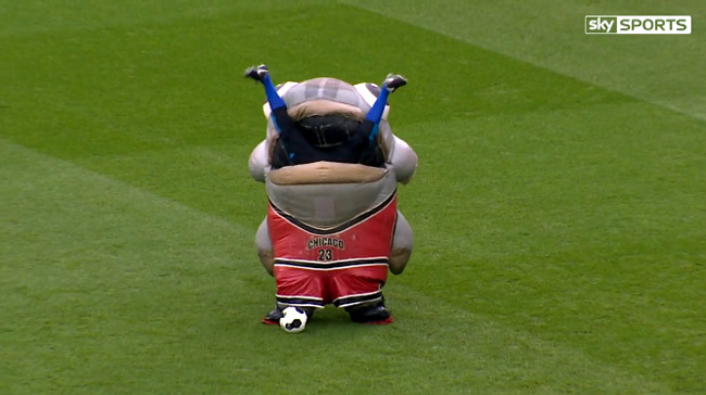 Cười bò trước cảnh linh vật