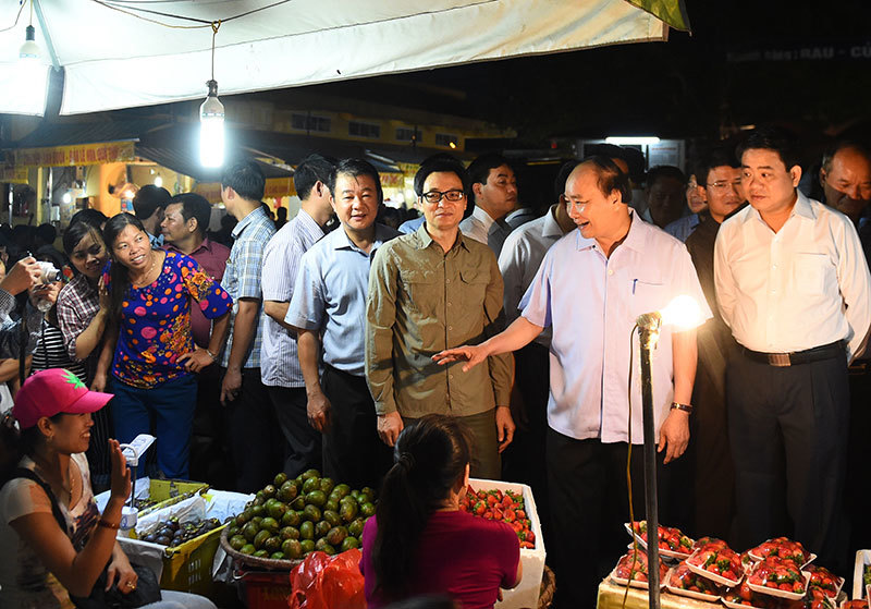 Thủ tướng thị sát chợ Long Biên, ruộng rau sạch