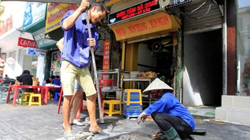Vỉa hè Hà Nội: Thành phố yêu cầu lát đá, quận muốn lát gạch