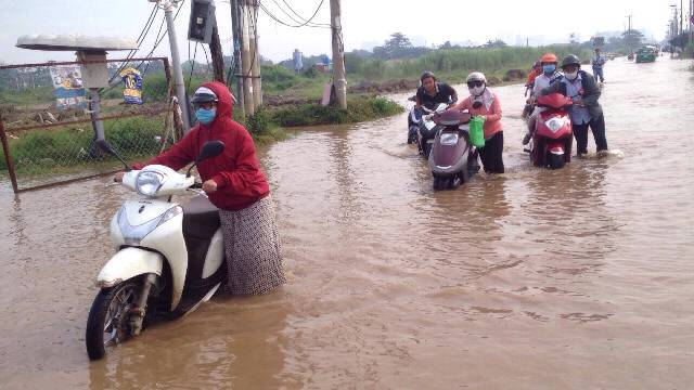 Hậu lụt lịch sử, người Sài Gòn lội nước bẩn đi làm