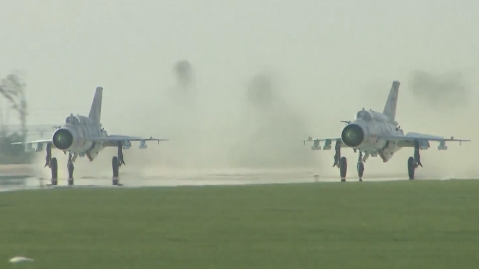 Xem nữ phi công Triều Tiên lái máy bay siêu đẳng