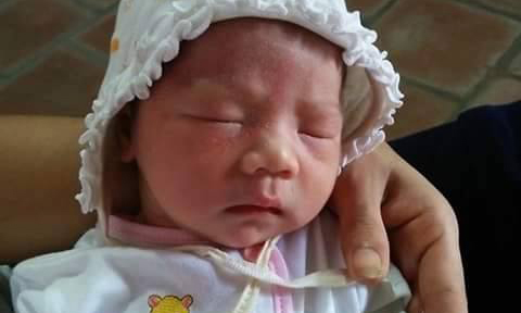 Hà Nội: Bé gái bị bỏ rơi cùng phong bì 835.000 đồng