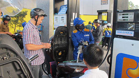 Tính thiếu giá xăng: Trăm tỷ ai được lợi?