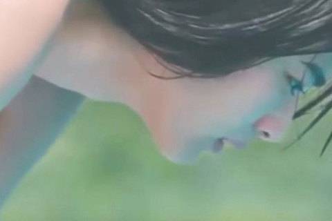 Quảng cáo cô gái biến thành cá chình gây tranh cãi tại Nhật
