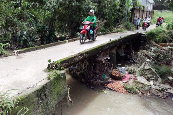 Nước lũ làm sập cầu, cuốn trôi nam thanh niên