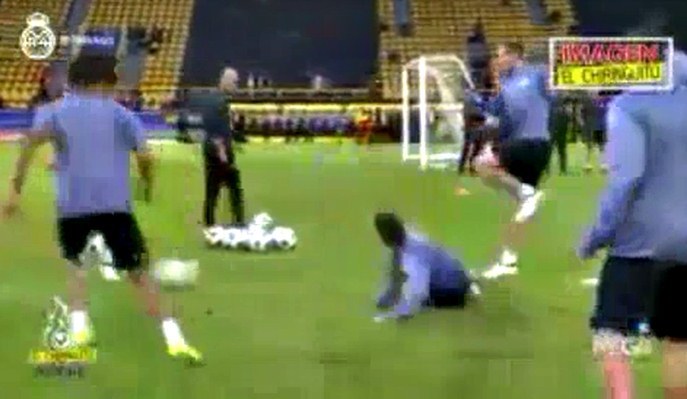 Ronaldo nổi đóa, suýt đốn gãy chân Bale trên sân tập