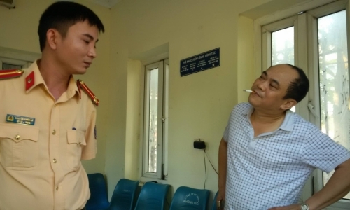 Phạt 'phóng viên' say xỉn đâm vào cổng UBND tỉnh 17 triệu đồng