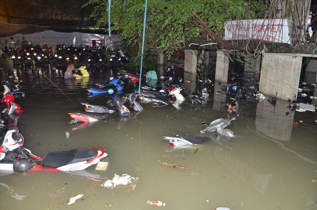 Gần 1.400 ô tô, xe máy bị nhấn chìm trong trận mưa 'lịch sử'