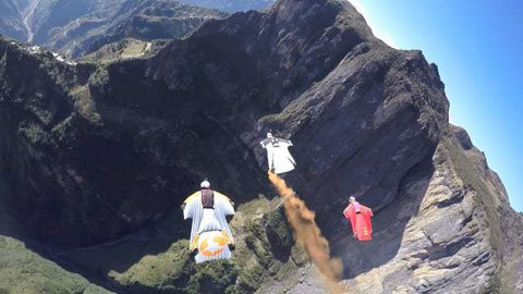 Thót tim xem thi bay từ vách núi như phim chưởng