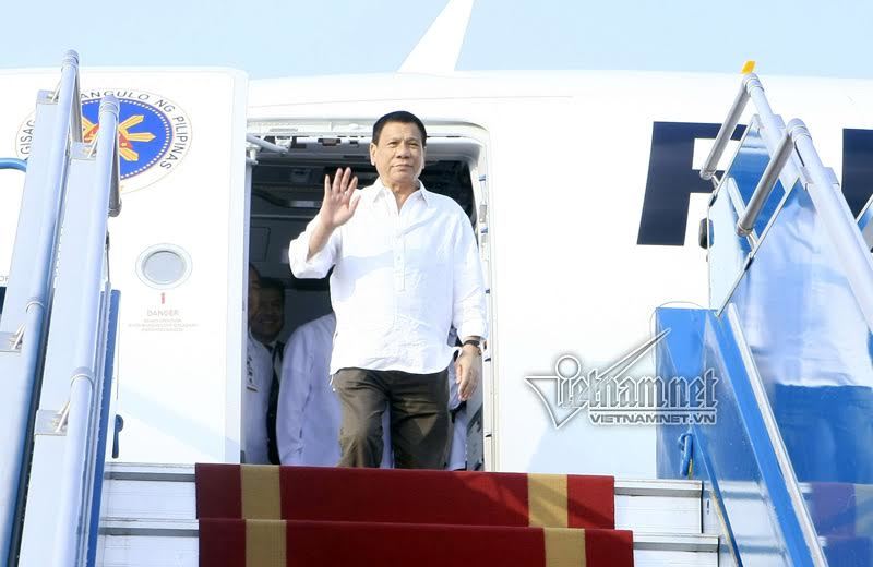 Tổng thống Philippines đến sân bay Nội Bài