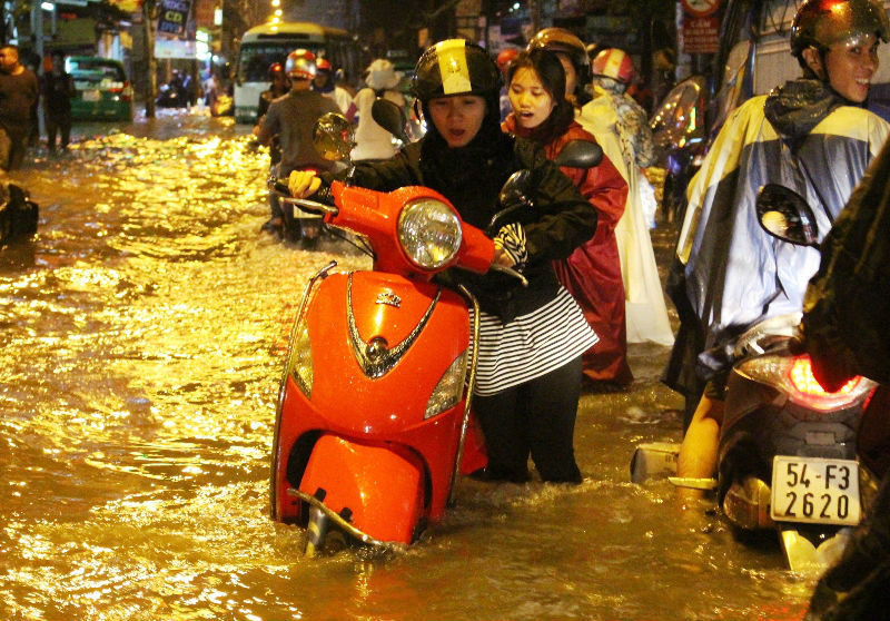 Hàng triệu người Sài Gòn đối mặt với nhiều loại bệnh khi dầm mưa lâu
