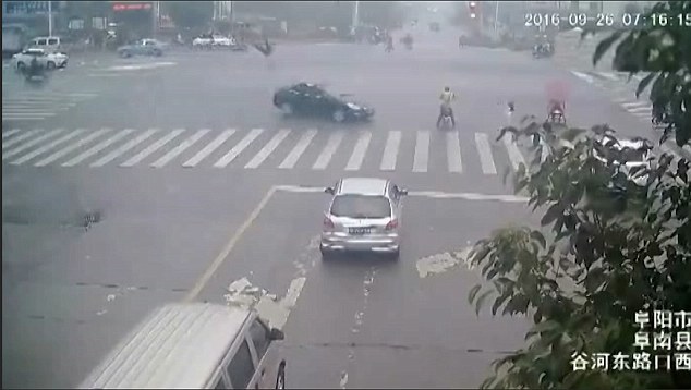 Cảnh sát giao thông bị ô tô hất tung lên không trung