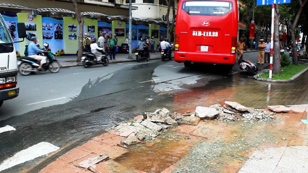 Xe khách 'đại náo' trung tâm Sài Gòn, du khách tháo chạy