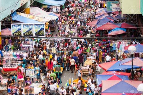 Cửa hàng giảm giá sốc, hàng trăm khách tranh nhau 'cướp' hàng