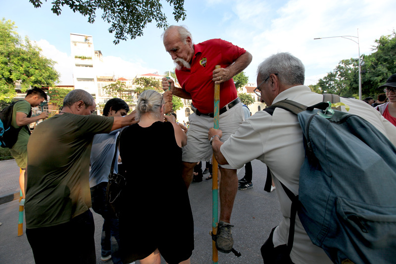 Bật cười với những trò lạ bên Hồ Gươm