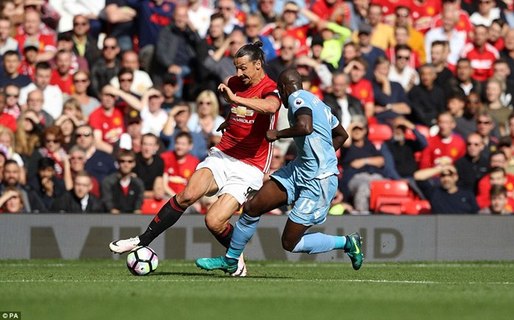 Video Ibrahimovic và Pogba bỏ lỡ khó tin