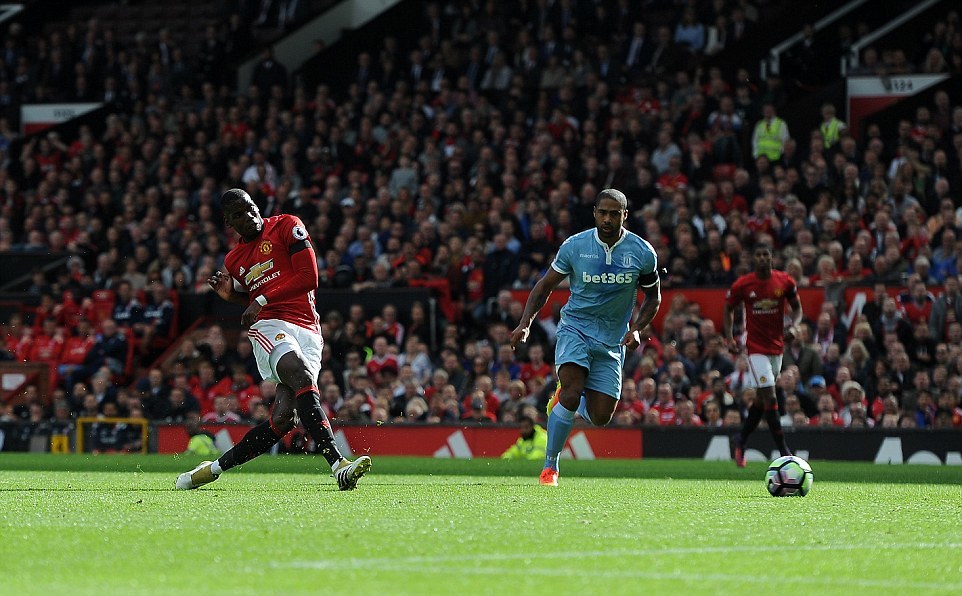 Video Ibrahimovic và Pogba bỏ lỡ khó tin