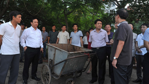 HN khuyến cáo người dân không ăn cá chết Hồ Tây