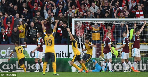 Arsenal thắng may nhờ cái tay của Koscielny