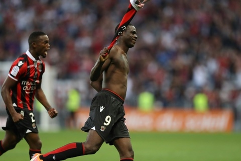 Balotelli lập siêu phẩm đưa Nice lên đầu bảng