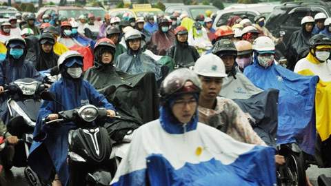 TPHCM: Sáng đầu tuần, dân khốn khổ dầm mưa