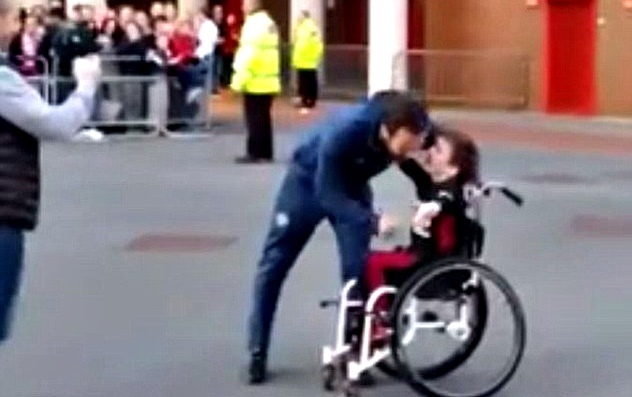 Hành động khiến fan MU rơi lệ của Mata