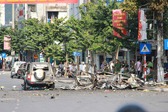 Vụ nổ 2 người chết: Mảnh taxi văng xa cả chục mét