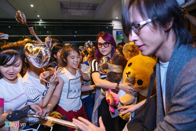 Mỹ Tâm bị fan bủa vây, gây náo loạn sân bay lúc nửa đêm