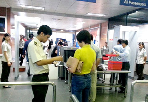 'Độc chiêu' đi máy bay bằng giấy tờ giả theo đúng tên trong vé