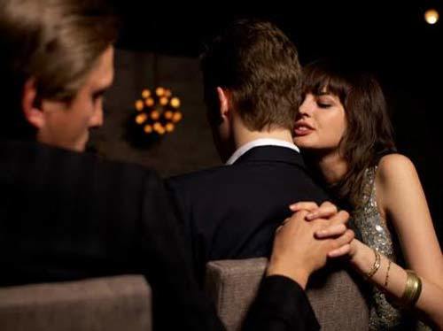 Chồng cắn răng nhìn vợ và bạn thân chung giường