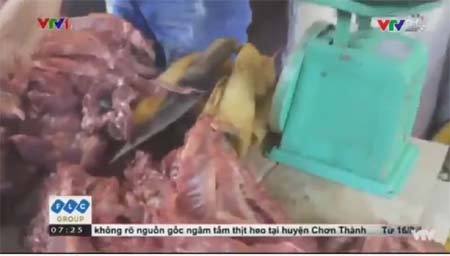 Kinh hãi thịt bò giả chuyển màu trắng nhợt sau khi rửa