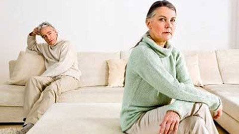 Bí mật của người vợ 10 năm 'quỳ lạy' chồng giữa đêm