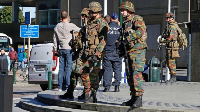 Cảnh sát Bỉ bị ‘khủng bố’ đâm dao