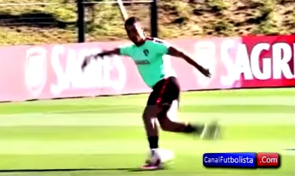 Ronaldo ghi tuyệt phẩm kiểu Rabona